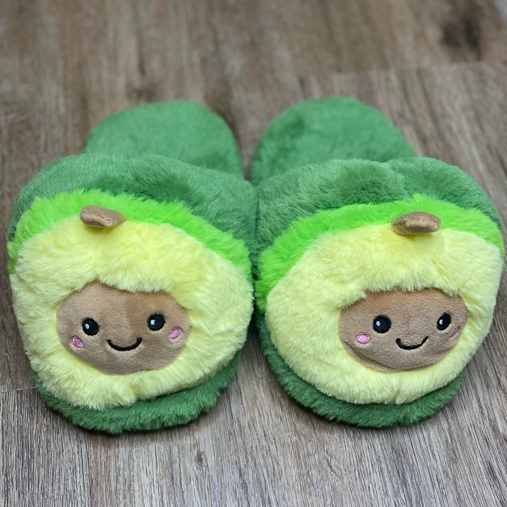 Adorable plush women’s AVOCADO SLIPPERS!! 🥑 size 5-8!! So comfy!